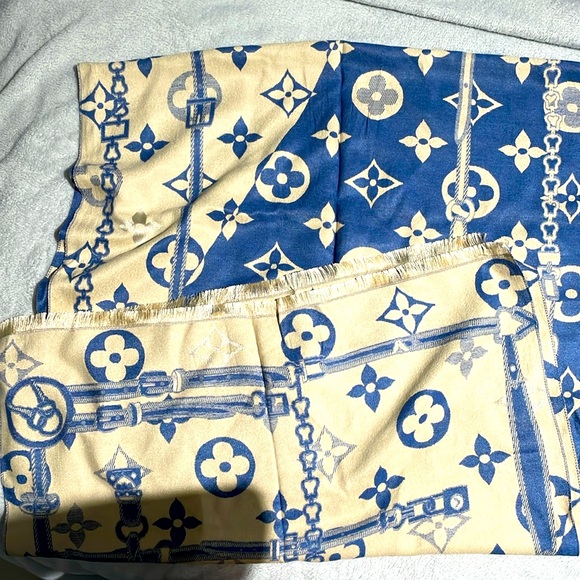 lv scarve - Picture 1 of 1